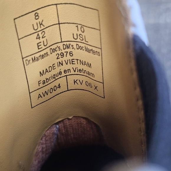 New Dr. Martens 2976 Yellow Stich Smooth Leather Chelsea Boots - Picture 9 of 9